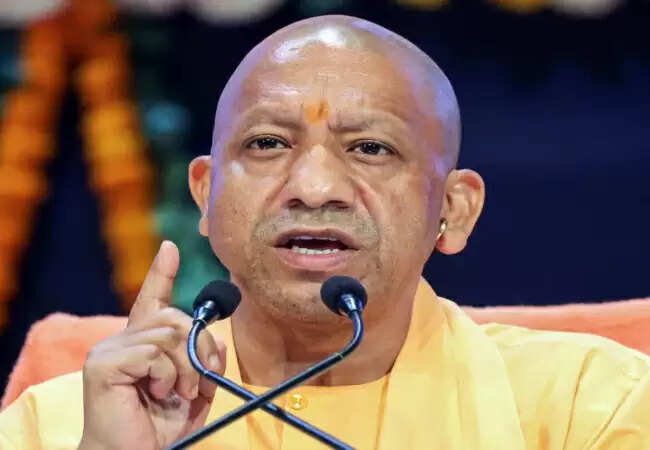 सीएम योगी का त्योहारों पर सख्त संदेश: उपद्रवियों से निपटने के निर्देश