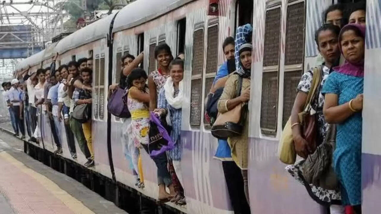 ठाणे में लोकल ट्रेन हादसे में दो की मौत, रेलवे ने उठाए सुरक्षा कदम