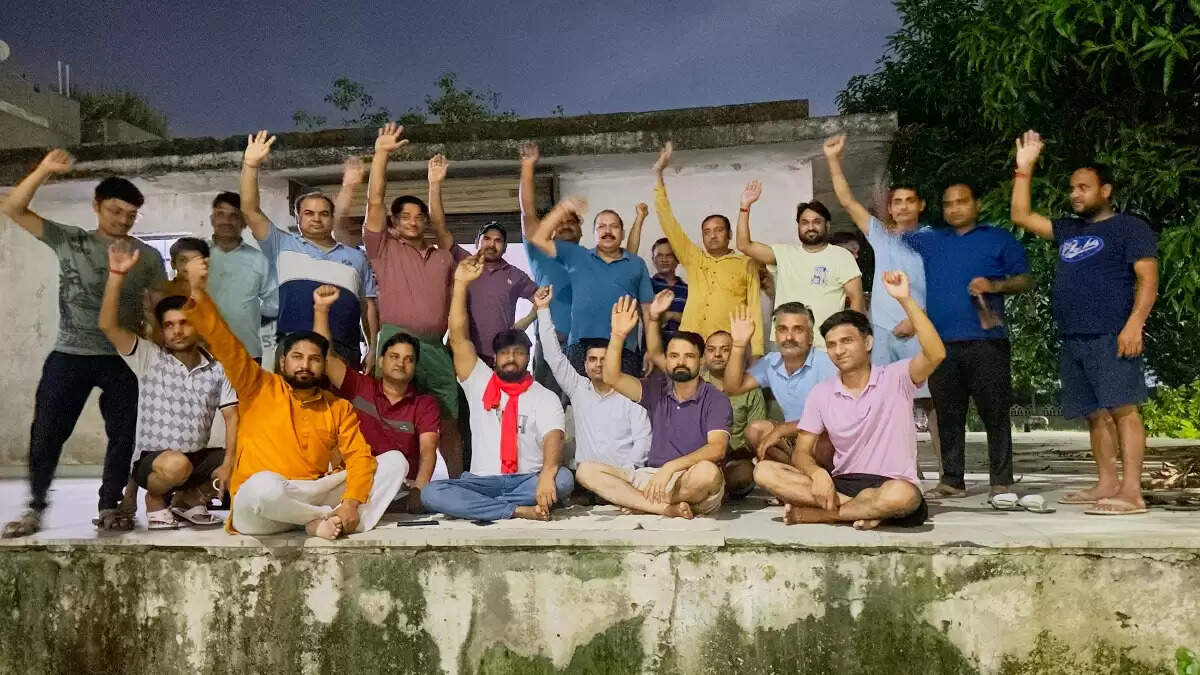 ग्रेटर नोएडा में पानी की किल्लत: 1800 परिवारों का प्राधिकरण के खिलाफ प्रदर्शन