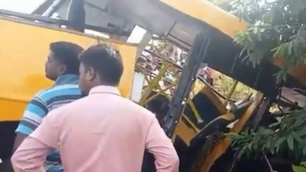 तमिलनाडु में स्कूल वैन और ट्रेन की टक्कर, दो छात्रों की मौत
