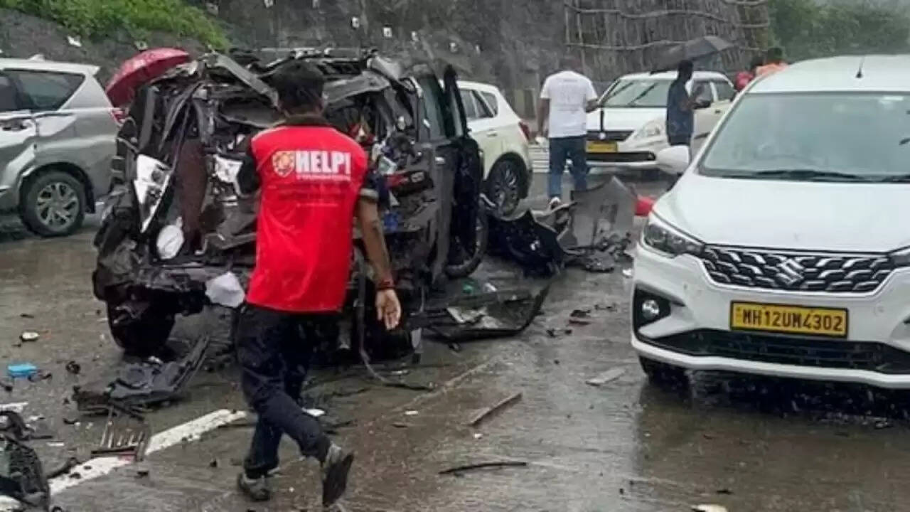 मुंबई-पुणे एक्सप्रेसवे पर भयानक सड़क हादसा: 20 गाड़ियों की टक्कर से मची अफरातफरी