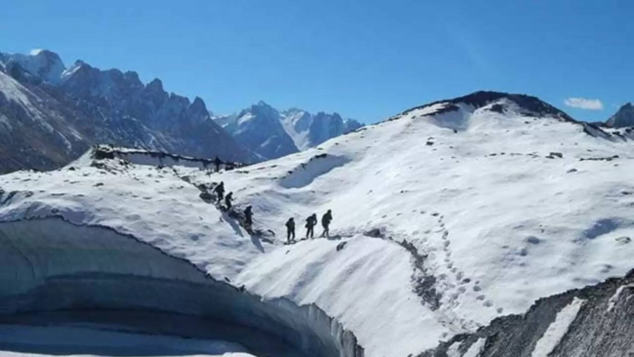 Siachen Glacier में हिमस्खलन: तीन जवानों की शहादत, बचाव कार्य जारी
