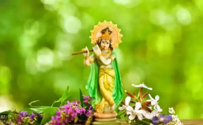 भगवान श्रीकृष्ण का जन्मोत्सव 2025: जानें विशेष पूजा विधियाँ और प्रिय फूल