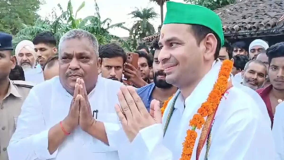तेज प्रताप यादव ने शुरू की नई राजनीतिक यात्रा, बदला पार्टी का झंडा