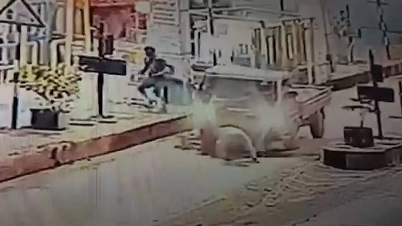 महाराष्ट्र में टोल बूथ पर चालक ने कर्मचारी को जानबूझकर टक्कर मारी