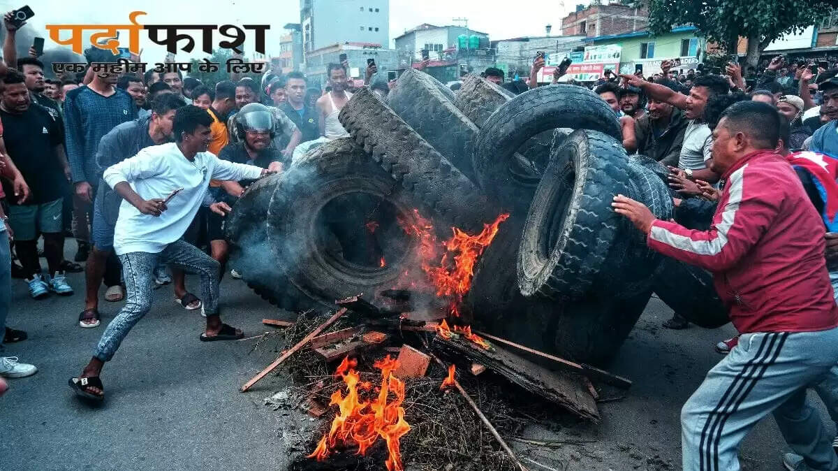 भारत-नेपाल सीमा पर तनाव: सोशल मीडिया बैन के बाद ट्रकों की लंबी कतार
