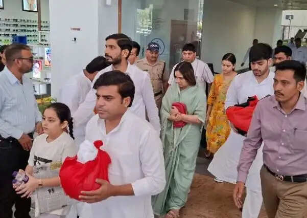 प्रतीक यादव की अस्थियों का हरिद्वार में विसर्जन, भावुक पल में बेटी ने लिखा 'आई लव यू पापा'