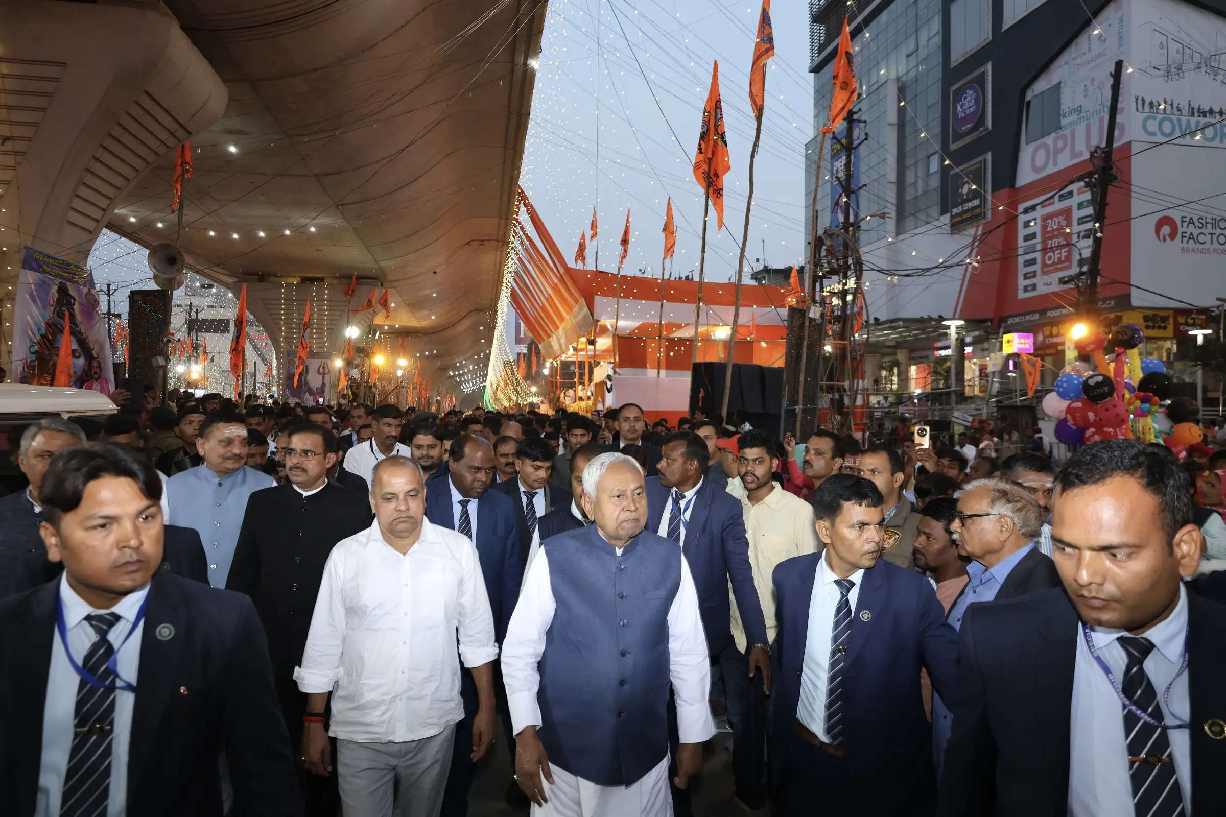 राजाबाजार शिव मंदिर में शिवरात्रि के मौका से मुख्यमंत्री नीतीश कुमार पूजा अर्चन करते एवं झांकी का स्वागत करते