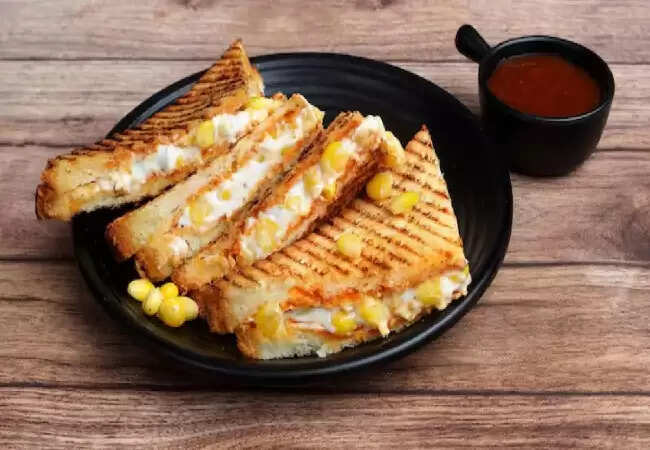 स्वादिष्ट पनीर-कॉर्न सैंडविच बनाने की सरल विधि