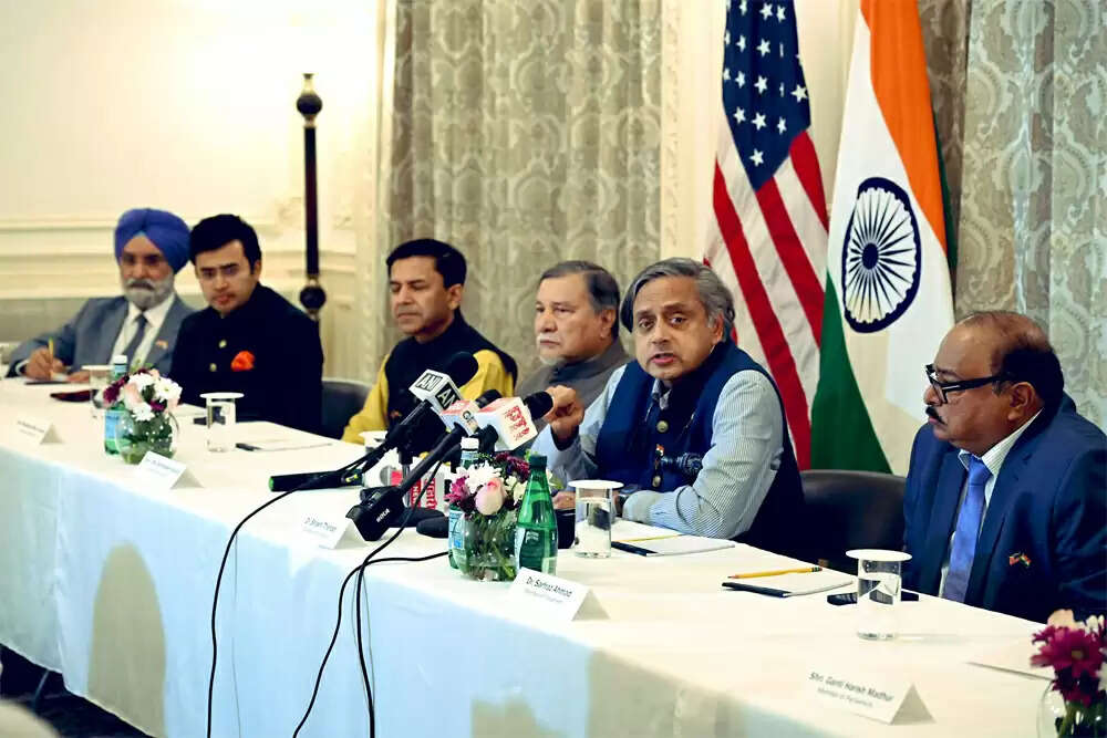 शशि थरूर का आतंकवाद पर बयान: जम्मू कश्मीर से शुरू हुआ था आतंकवाद