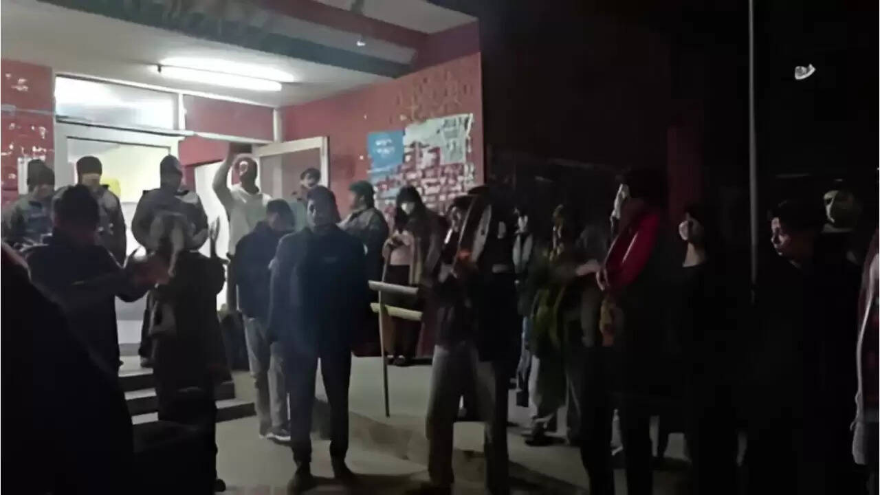 जेएनयू में नया विवाद: छात्रों के प्रदर्शन और राजनीतिक प्रतिक्रियाएं