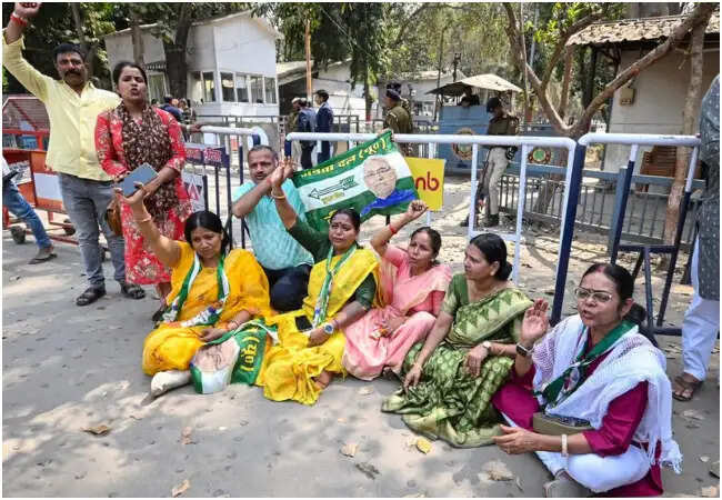 जदयू महिला कार्यकर्ताओं का आक्रोश, नीतीश कुमार के निर्णय पर उठे सवाल