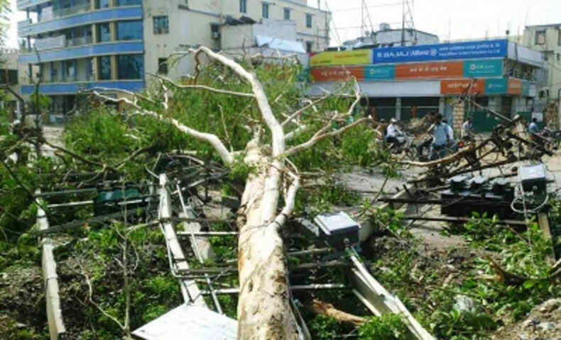 आंधी-तूफान से यूपी और बिहार में भारी तबाही, 50 से अधिक लोगों की मौत