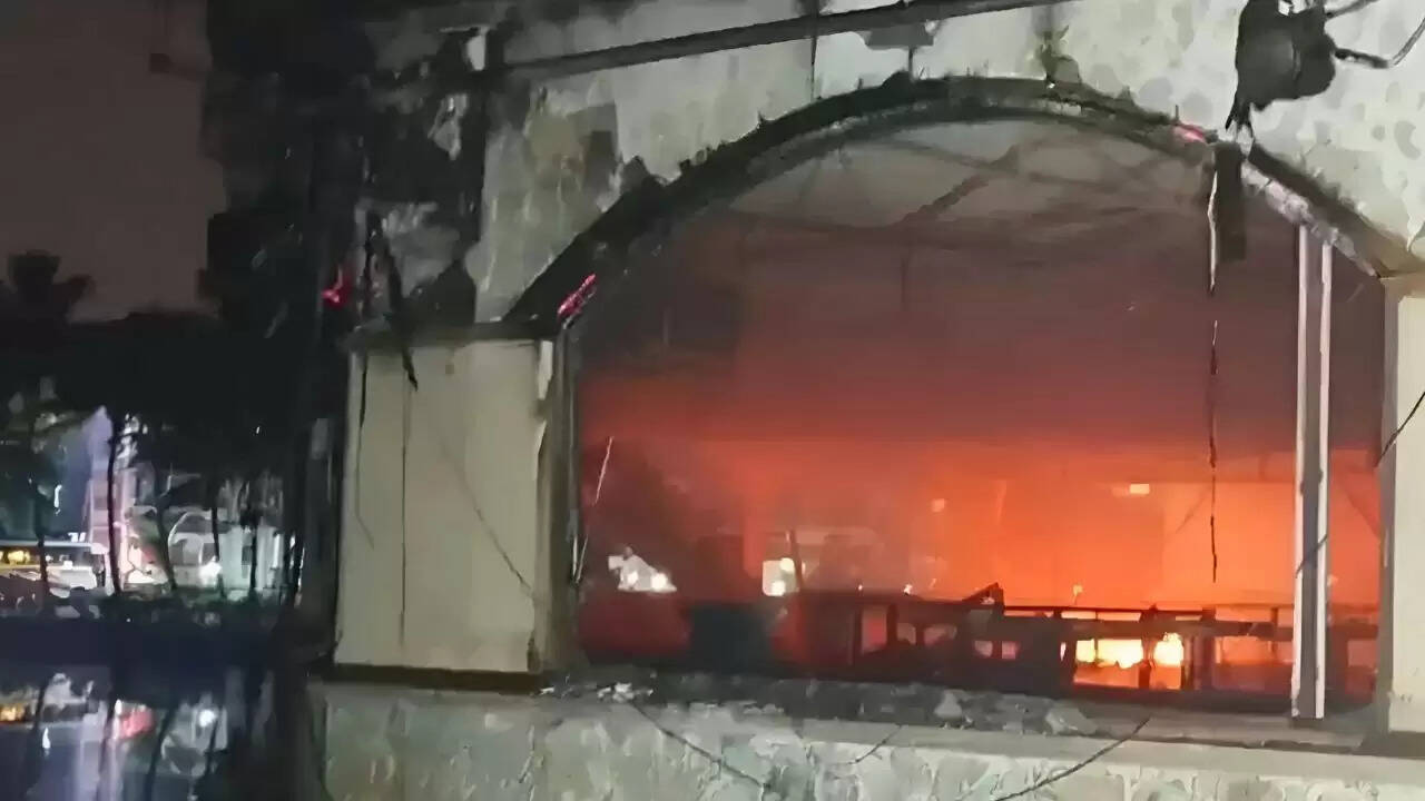 गोवा नाइटक्लब में आग से 25 लोगों की मौत, तीन अधिकारी निलंबित