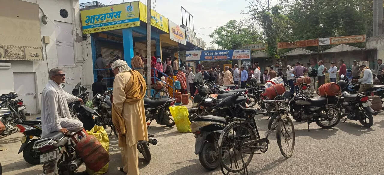 गैस सिलेंडरों की कमी: उपभोक्ताओं की बढ़ती चिंता