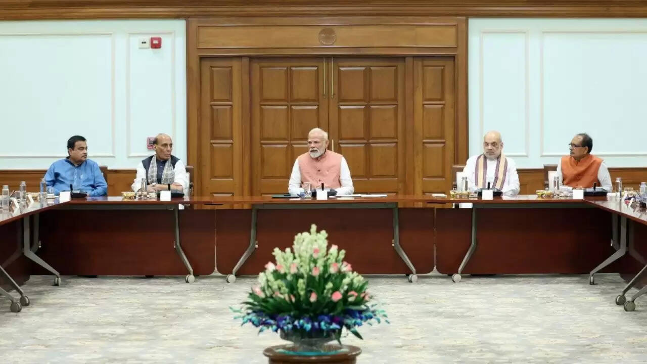 PM मोदी की आर्थिक बैठक: भारत के विकास के लिए नई रणनीतियों पर चर्चा