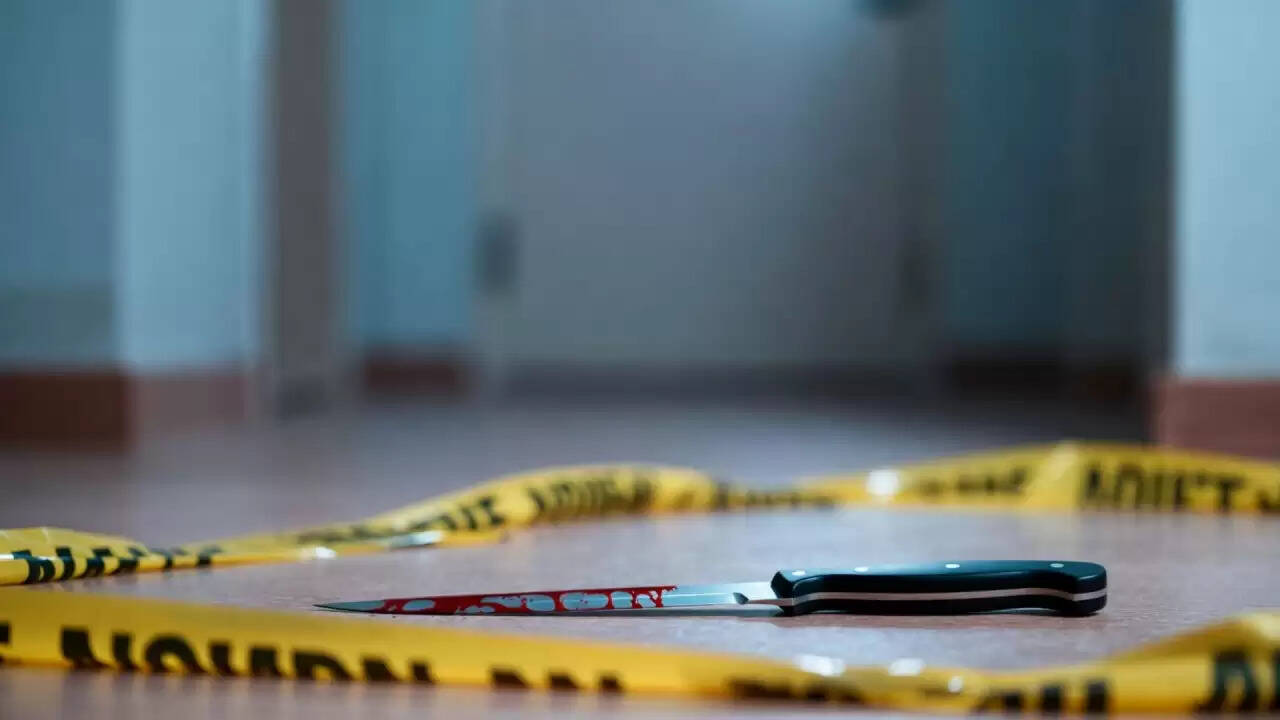 दिल्ली में युवक ने परिवार के तीन सदस्यों की हत्या की, खुद थाने जाकर किया सरेंडर