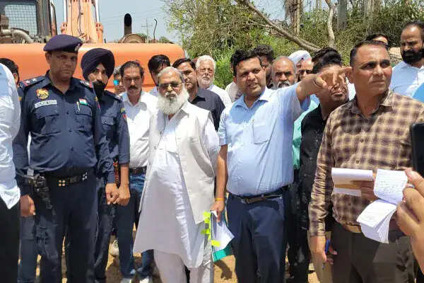 हरियाणा में बाढ़ प्रबंधन की समीक्षा के लिए अनिल विज का निरीक्षण