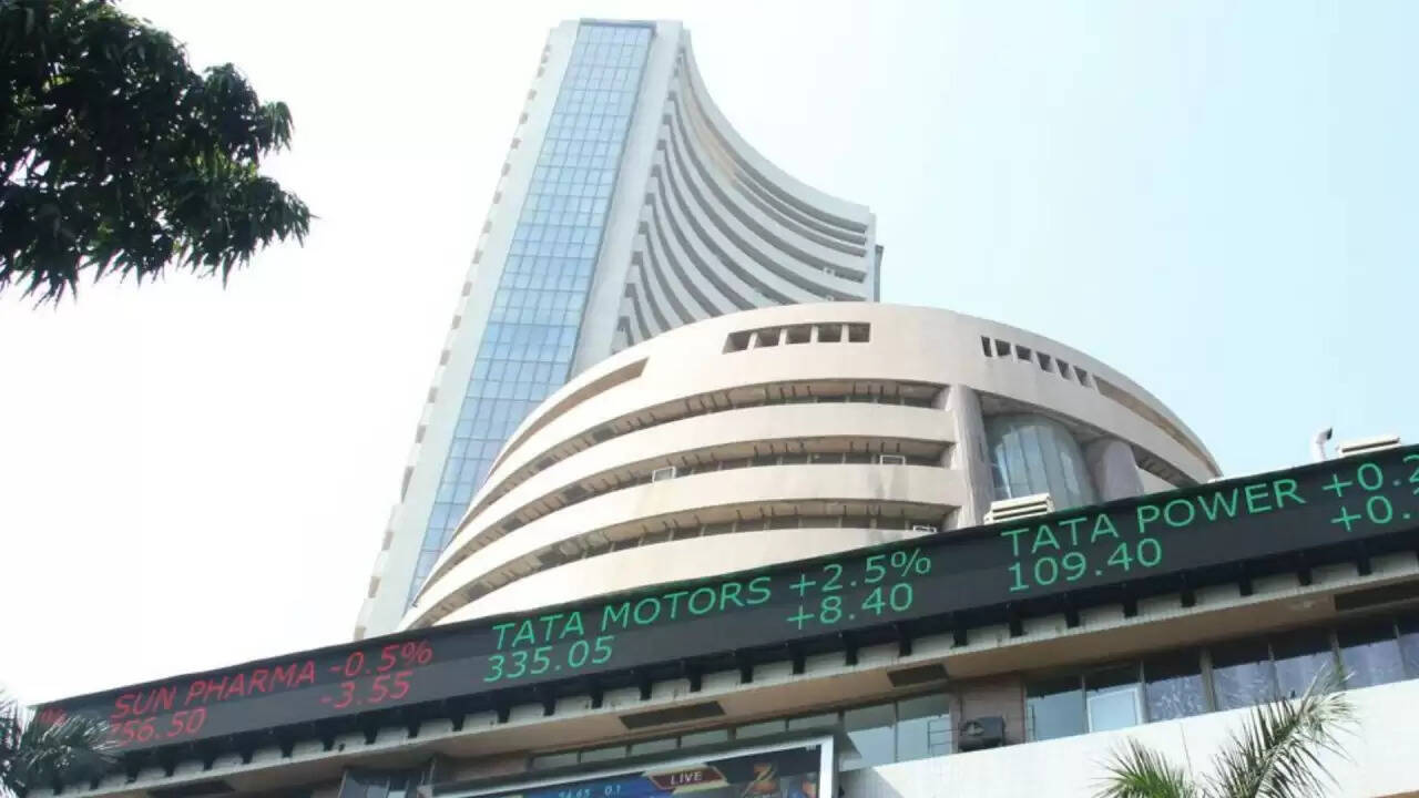 अमेरिका-वेनेजुएला तनाव से बाजारों में हलचल: निवेशकों के लिए क्या है संदेश?