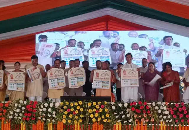 योगी आदित्यनाथ ने गोरखपुर में 1054 करोड़ रुपये की विकास परियोजनाओं का उद्घाटन किया