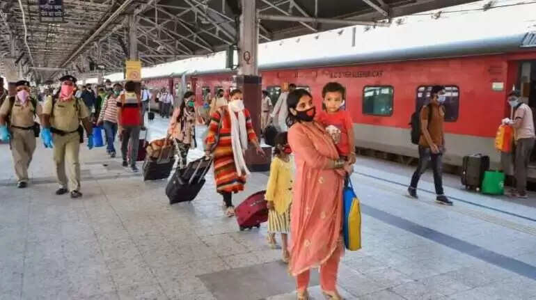 सोशल मीडिया पर स्टंट करना बन सकता है भारी, जानें रेलवे के नियम
