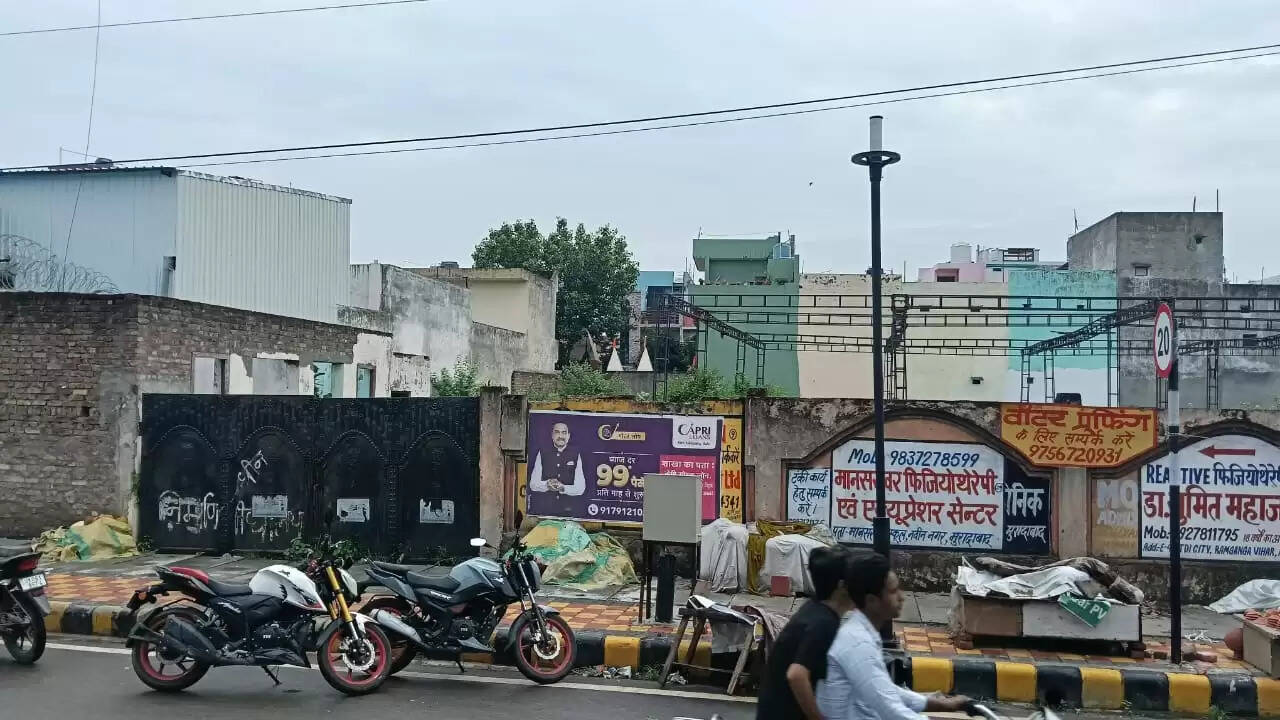 मुरादाबाद में भूमाफियाओं की दबंगई: स्कूल की जमीन का किया व्यावसायिक उपयोग