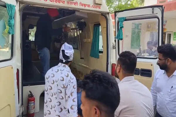 जालंधर में मोटरसाइकिलों की भीषण टक्कर, तीन लोग घायल