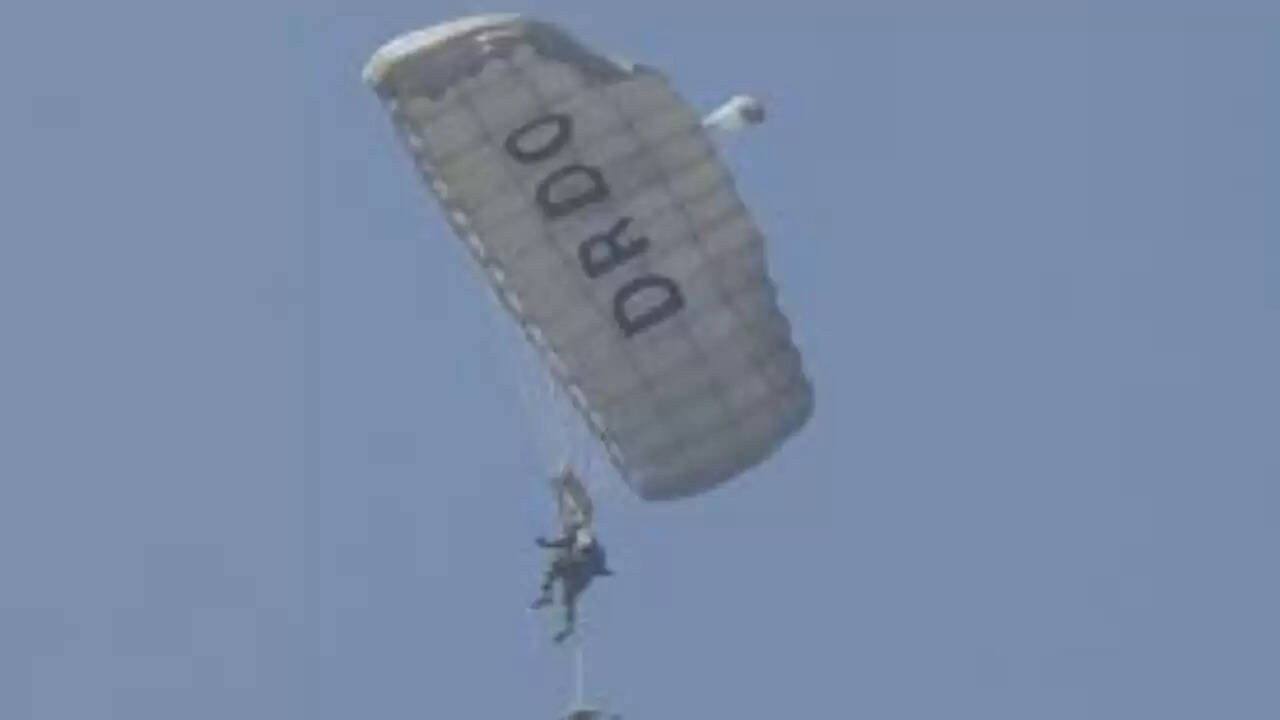 DRDO ने स्वदेशी सैन्य पैराशूट सिस्टम का सफल परीक्षण किया