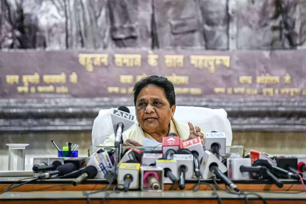 मायावती का नया कदम: पार्टी नेताओं को राखी बांधकर बदल रही हैं रणनीति