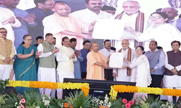 मुख्यमंत्री योगी आदित्यनाथ ने 72 परिवारों को आवास आवंटित किए