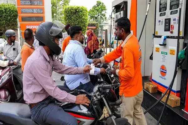 पेट्रोल-डीजल की कीमतों में चौथी बार वृद्धि, पेट्रोल 2.61 और डीजल 2.71 रुपए महंगा