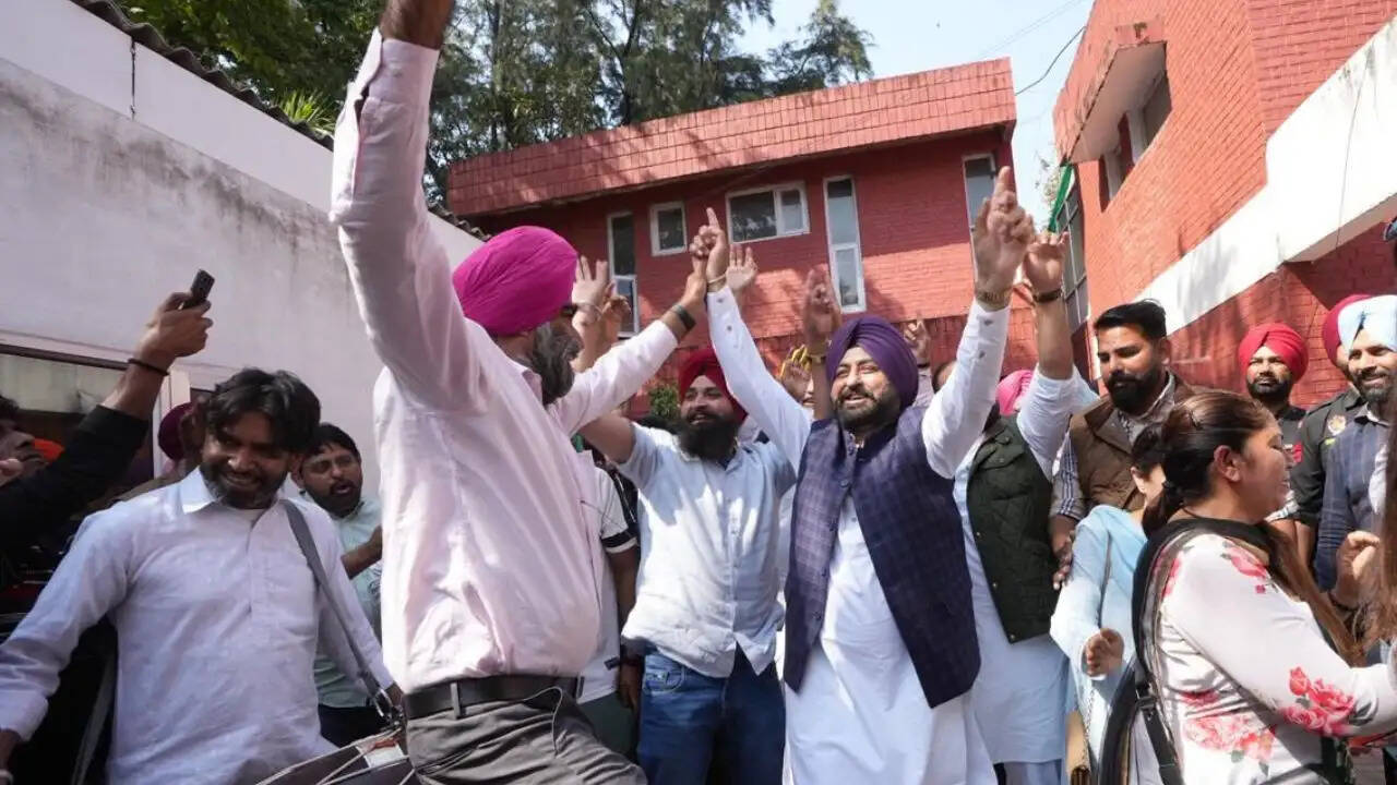AAP ने शराब घोटाले में बरी होने पर चंडीगढ़ में मनाया जश्न