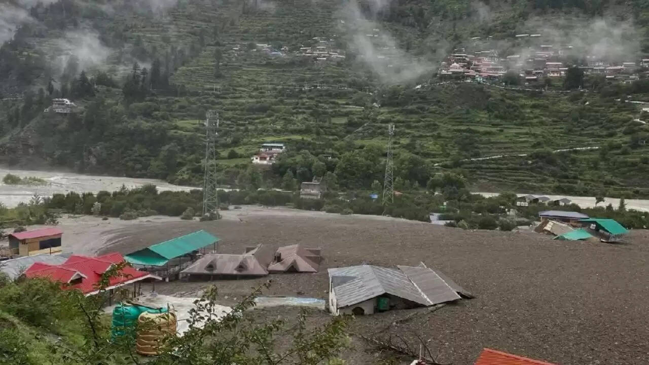 उत्तरकाशी के धराली गांव में बाढ़ का कहर: जानें क्या हुआ?