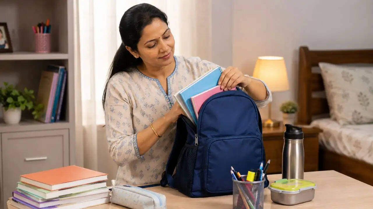 सुबह की भागदौड़ से बचने के लिए बच्चों का बैग रात में तैयार करें