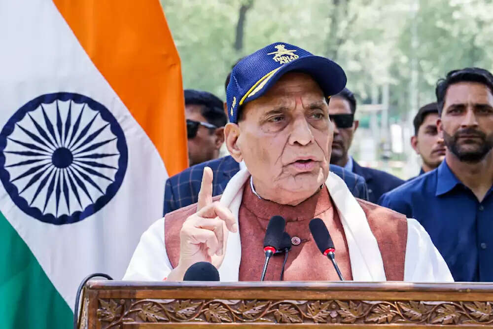 रक्षा मंत्री राजनाथ सिंह ने पाकिस्तान को दी चेतावनी, ब्रह्मोस मिसाइलों की पहली खेप रवाना