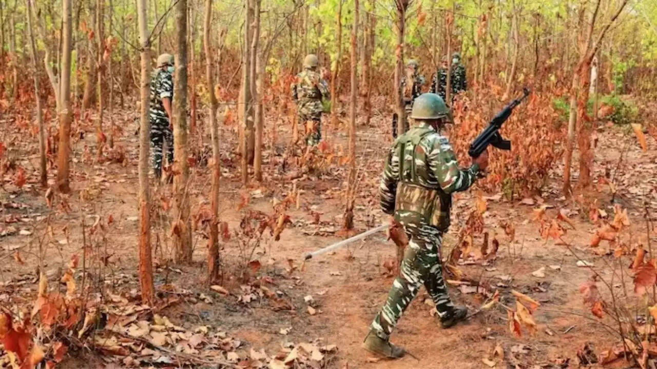 झारखंड में नक्सल मुठभेड़ में जवान घायल, सर्च ऑपरेशन जारी