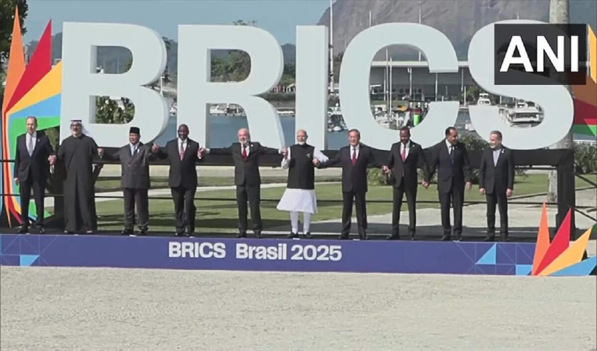ब्रिक्स समूह की डॉलर-आधारित वित्तीय व्यवस्था से मुक्ति की दिशा में पहल