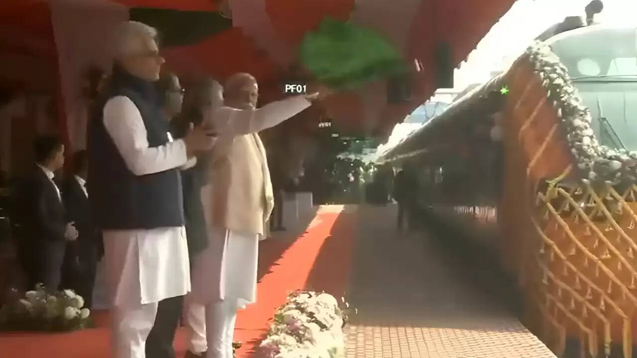 प्रधानमंत्री मोदी ने वंदे भारत स्लीपर ट्रेन का उद्घाटन किया