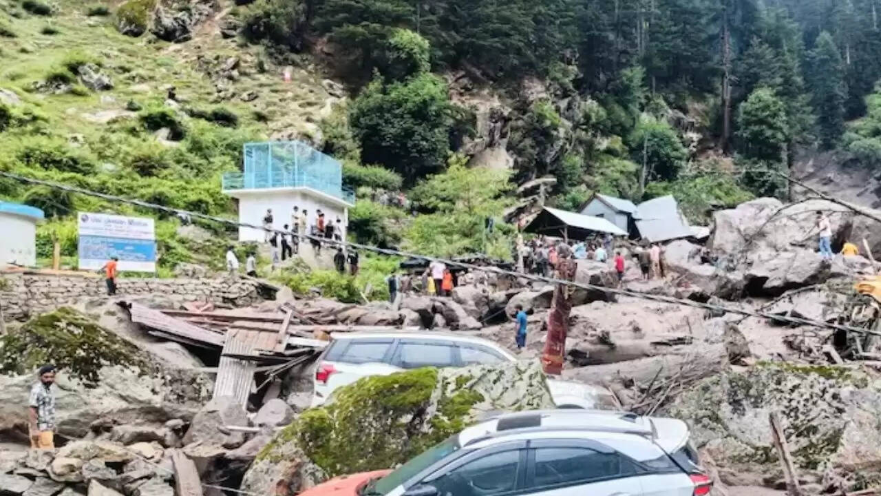 Kishtwar में बादल फटने से आई तबाही: 40 लोगों की मौत, राहत कार्य जारी