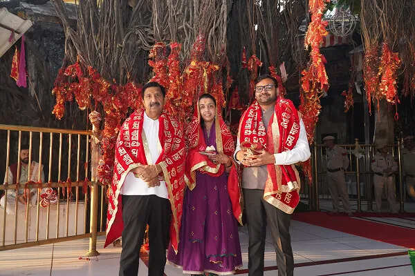 उपमुख्यमंत्री मुकेश अग्निहोत्री ने माता चिंतपूर्णी मंदिर में अर्पित किया विवाह निमंत्रण