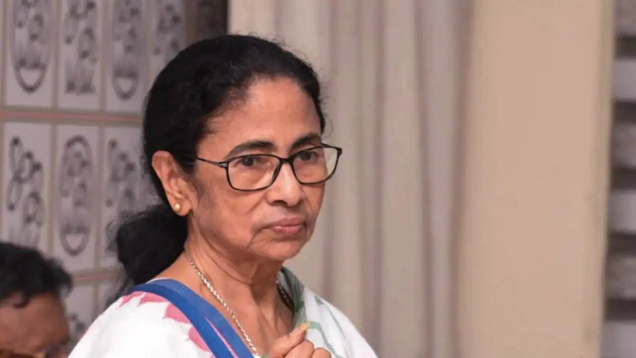 कोलकाता हाई कोर्ट का बड़ा फैसला: ममता बनर्जी को झटका, ऋतब्रत बनर्जी बने रहेंगे विपक्ष के नेता