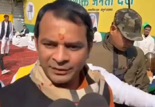 तेज प्रताप यादव के दही-चूड़ा भोज में तेजस्वी की अनुपस्थिति पर मजेदार प्रतिक्रिया