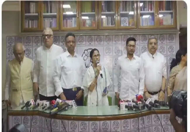 ममता बनर्जी ने विधानसभा चुनाव हारने के बाद इस्तीफा देने से किया इनकार