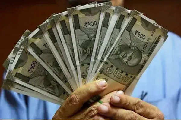 8वें वेतन आयोग की संभावित घोषणा, कर्मचारियों की सैलरी में हो सकती है बड़ी बढ़ोतरी