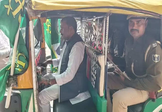बिहार विधानसभा में ऑटो चलाकर पहुंचे आरजेडी विधायक अजय दांगी