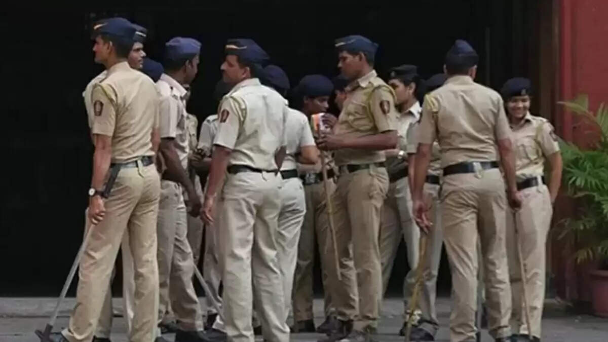 मुंबई पुलिस ने महिला के भेष में चोरी करने वाले शातिर चोर को पकड़ा