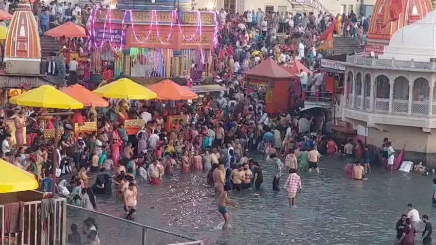 हरिद्वार में बैसाखी पर्व की धूमधाम, श्रद्धालुओं का गंगा स्नान