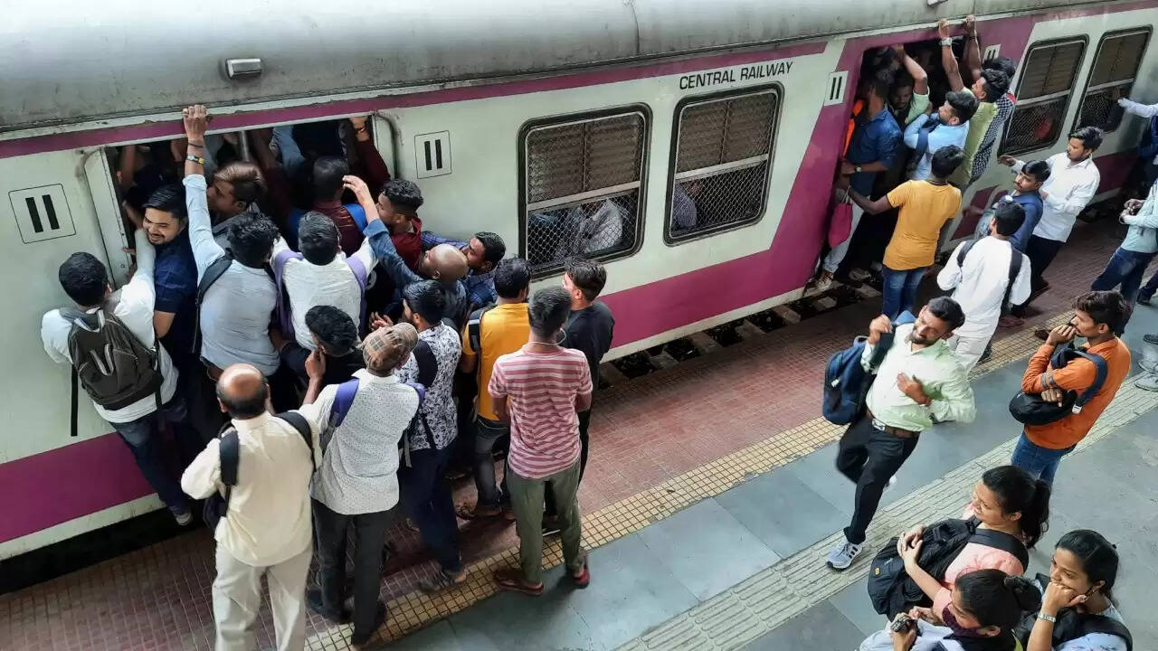 मुंब्रा और दिवा के बीच ट्रेन दुर्घटना में चार यात्रियों की मौत