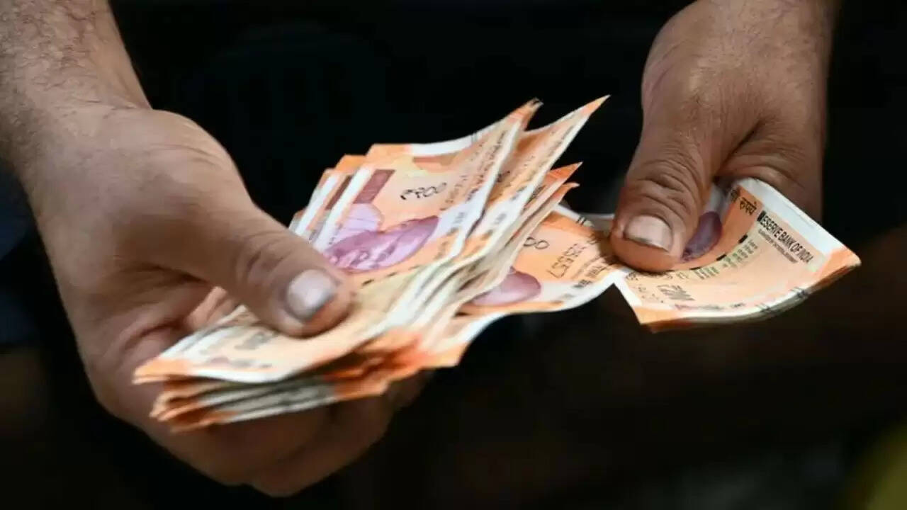 रुपये में गिरावट जारी, विदेशी निवेशकों की बिकवाली का असर