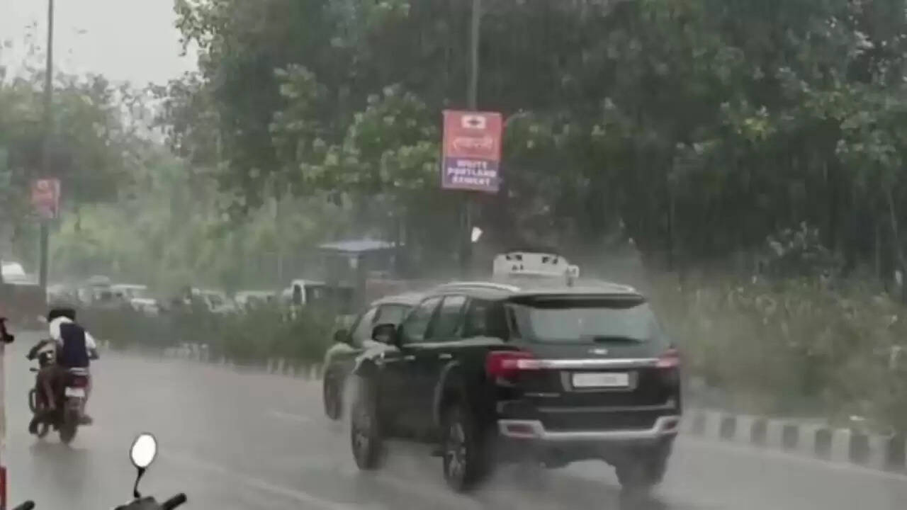 दिल्ली में भारी बारिश से जनजीवन प्रभावित, IMD ने जारी किया येलो अलर्ट